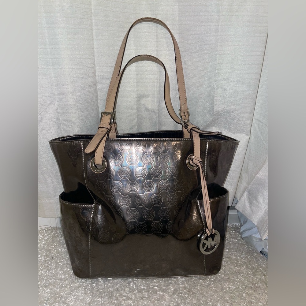 Michael Kors – Jet Set East/west Signature Tote – Mirror Metallic Dark Gray